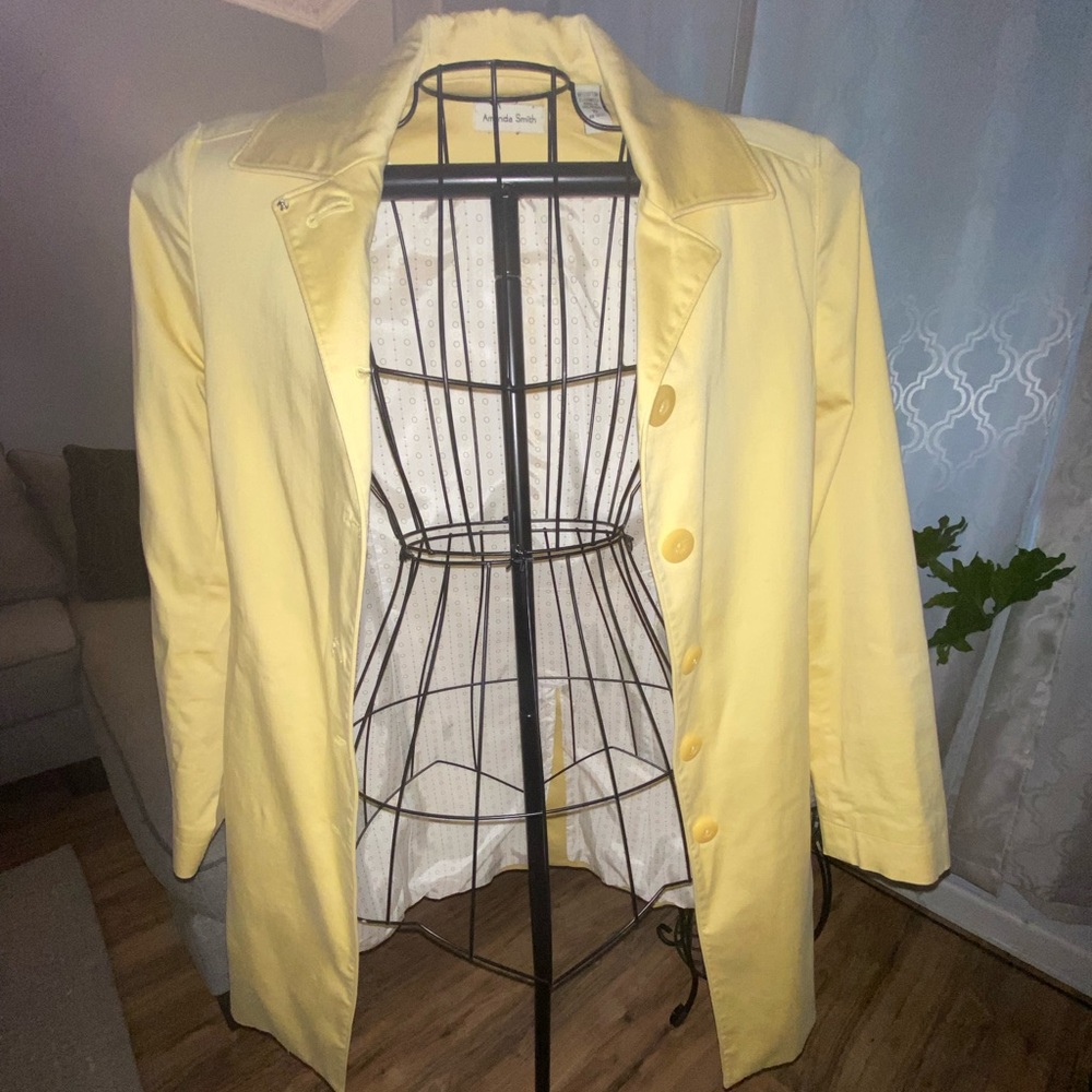 Amanda Smith yellow rain coat